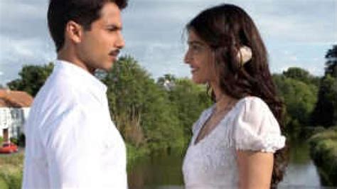 Mausam Movie Review | Bollywood Reviews | Director Pankaj | Shahid Sonam Kapoor - Filmibeat