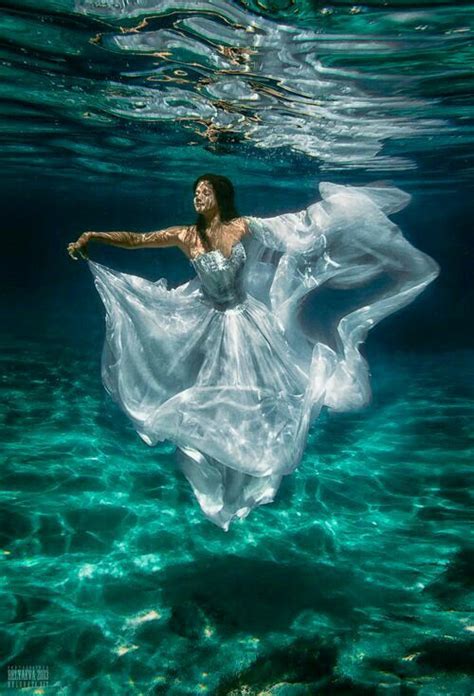 Underwater light effect Underwater Photoshoot, Underwater Portrait, Underwater Pictures ...