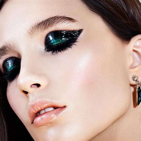 All You Need To Know About The Cat Eye Makeup Trend | Femina.in