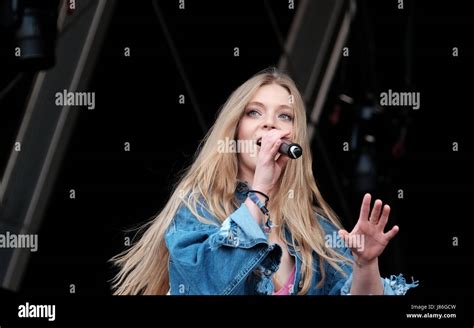 Hampshire, UK. 27th May, 2017. Common People Day 1 - British female ...