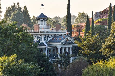 Disneyland Opened a Secret Entrance to Haunted Mansion - But Only for a ...