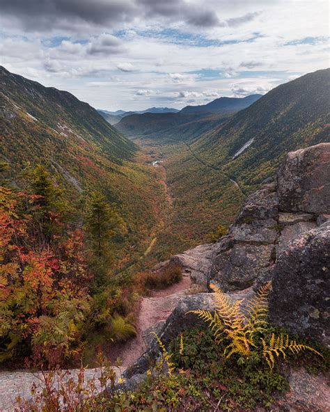 Fall colors looking through Crawford Notch - a dramatic mountain pass ...