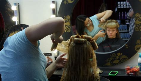 montage d'une mise en plis avec bigoudis en velours | Hair curlers, Punishment haircut, Hair