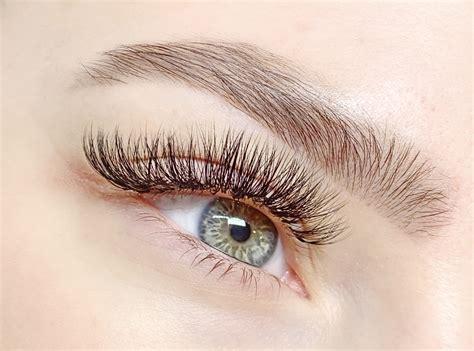 Which set of lash extensions is right for me? Classic, flat, hybrid ...