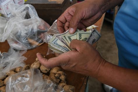 Venezuela Breaks One of World’s Longest Hyperinflation Bouts - Bloomberg