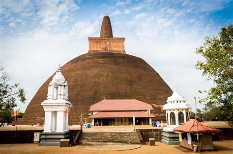 Anuradhapura - The raw perfection of an ancient empire in ruins