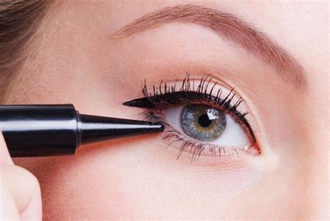 How To Rock The Puppy Eyeliner Trend