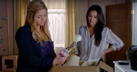 'Pretty Little Liars' Showrunner Confirms Emily & Alison Are Back Together