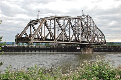 The BNSF Railway Bridge 9.6 swing-span railroad bridge across the Columbia River [2304 × 1542 ...