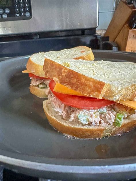 Classic Tuna Melt Sandwich - stetted