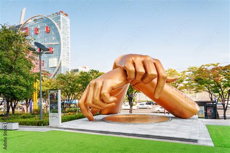 Statue of Gangnam Style is a new landmark of Seoul foto de Stock | Adobe Stock