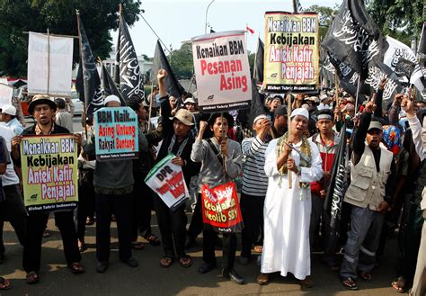 PRINT Protesters from Hizbut Tahrir, a Muslim organisation, shout ...