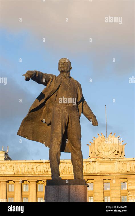 Russia, St Petersburg, Lenin statue on Moskovsky prospekt in front of the House of Soviets Stock ...