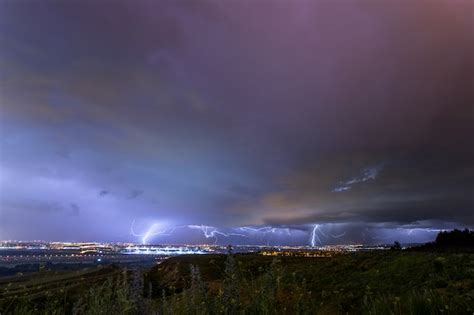 Tormenta eléctrica descargando rayos en la ciudad | Foto Premium