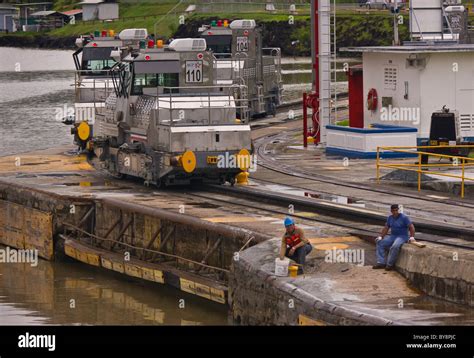 Panama canal zone workers hi-res stock photography and images - Alamy