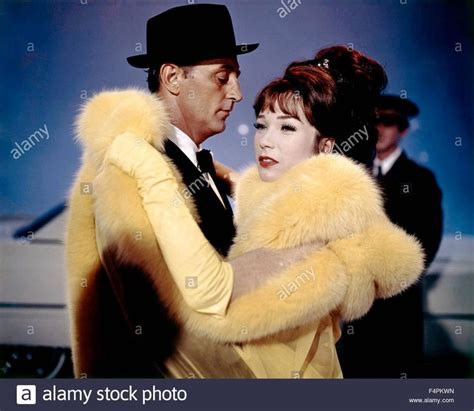 Download this stock image: Robert Mitchum and Shirley MacLaine / What a Way to Go! / 1964 ...