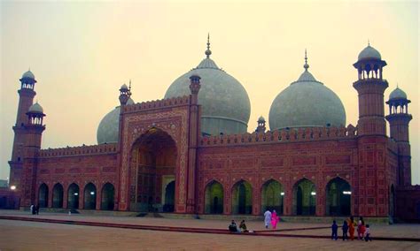 Badshahi Mosque Attractions, Facts & History