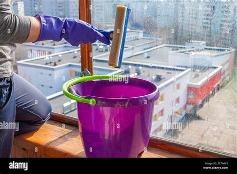 Women cleaning windows hi-res stock photography and images - Alamy