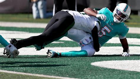 Another Dolphins Quarterback Exits With a Head Injury - The New York Times