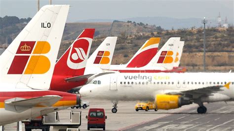 Vueling, la ‘low cost’ de Iberia, es la aerolínea con más incidencias y peor atención al cliente