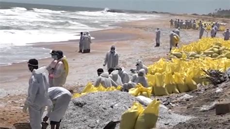 [국제]Container ship sinking, marine pollution damage becomes a reality... Tons of plastic pellets ...