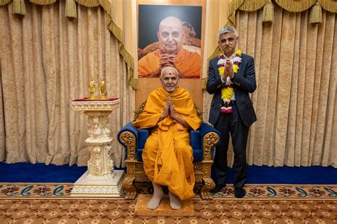 His Holiness Mahant Swami Maharaj receives warm reception and offers ...