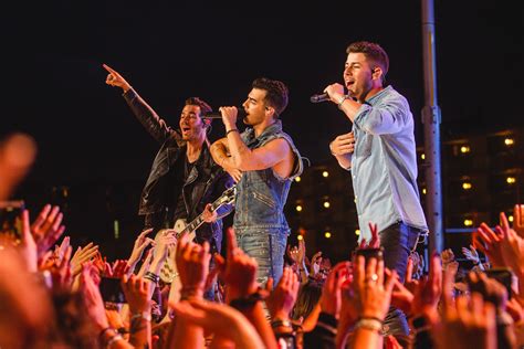 Watch Jonas Brothers Perform ‘Sucker’ at Asbury Park for 2019 VMAs – Rolling Stone