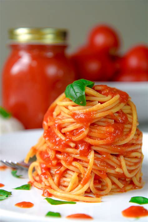 EASY TOMATOES SAUCE ITALIAN WAY with garlic and fresh basil