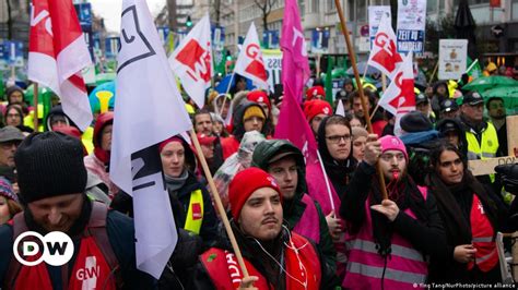 Germany: Public sector workers strike wage deal – DW – 12/09/2023