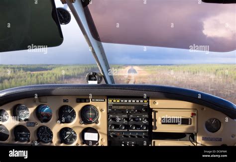 Cockpit view small plane landing hi-res stock photography and images - Alamy