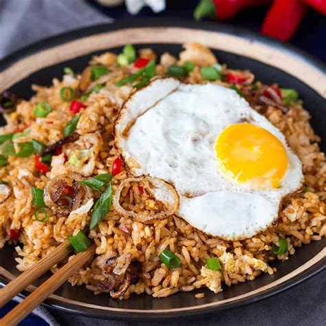 Thai Fried Rice with Egg on Top | Nasi goreng recipe, Recipes, Vegetarian recipes