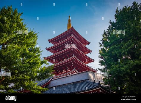 Japanese temple roof hi-res stock photography and images - Alamy