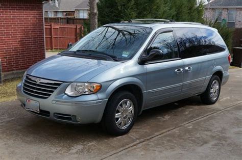 Purchase used 2005 Chrysler Town & Country Limited - Loaded & Clean in Plano, Texas, United States