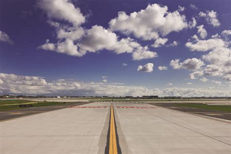 O'Hare Airport Runway 9L-27R: Taxiway