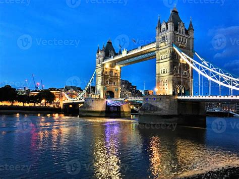 A view of Tower Bridge at night 7967129 Stock Photo at Vecteezy