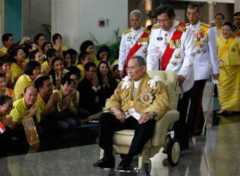 MEDAN TEMPUR: TENGOK CARA ORANG THAILAND HORMAT RAJA MEREKA