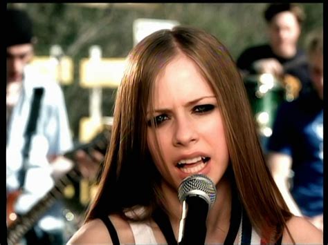 Avril Lavigne- 'Complicated' MV screencaps [HQ] - Music Image (19849908) - Fanpop