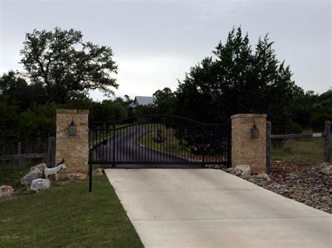 Gates & Entrances Texas | Ranch Style Gates | King Style Ranch Fences | Ranch entrance, Ranch ...