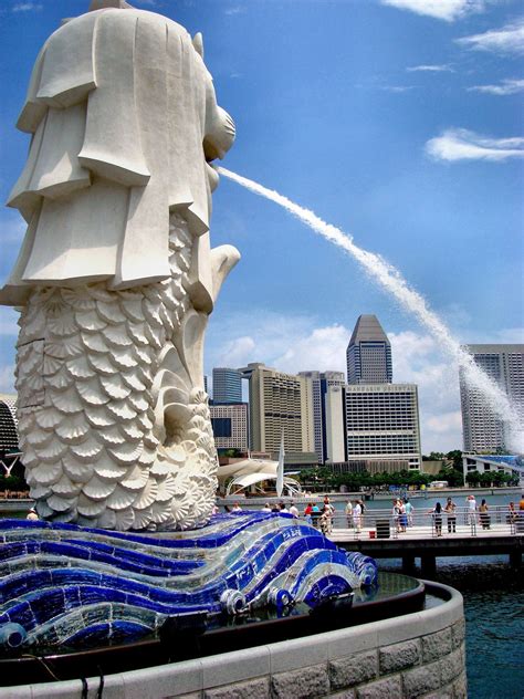 Water Spouting from Merlion Statue in Merlion Park, Singapore ...