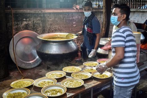 Bangladesh street kitchens battle to keep free food on the menu | Food News | Al Jazeera