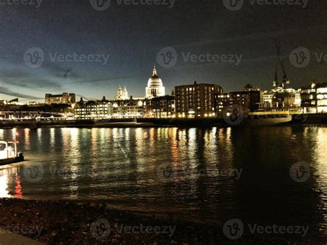 A view of the River Thames at night 14790993 Stock Photo at Vecteezy