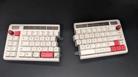 Solar Powered Split Wireless Mechanical Keyboard | Hackaday