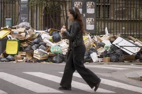 Long Paris garbage strike ends, workers face daunting cleanup