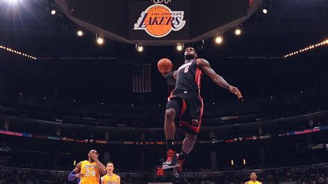 LeBron James Dunk Wallpapers - Top Free LeBron James Dunk Backgrounds - WallpaperAccess