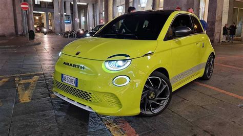 El futuro Abarth 500 eléctrico se deja ver en Turín