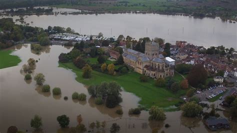 Tewkesbury flooding: Entire town submerged under flood water