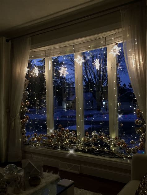 Bay window decorating for Christmas | Idee di natale, Design di natale ...