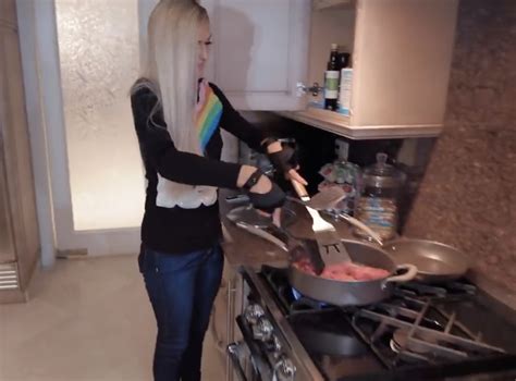 Paris Hilton Started A YouTube Channel Where She Teaches Us How To Cook ...