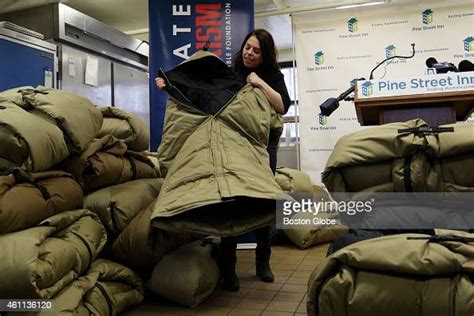 Robyn Glaser , the Vice President of the Kraft Group, shows off the... Photo d'actualité - Getty ...