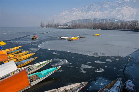 Dal Lake partially freezes, Srinagar records coldest night in 30 years